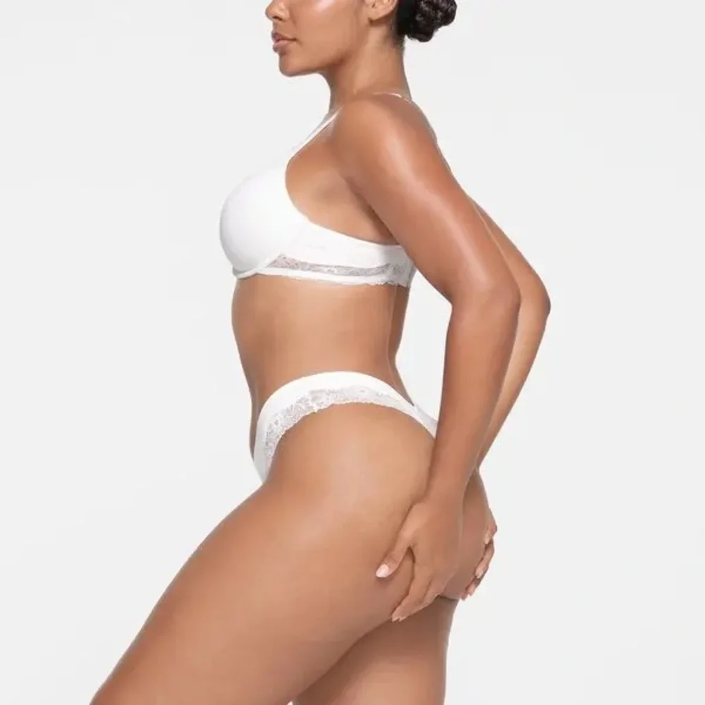 Cotton Lace Lightly Lined Plunge Bra | Marble | Skims - Picture 6 of 10